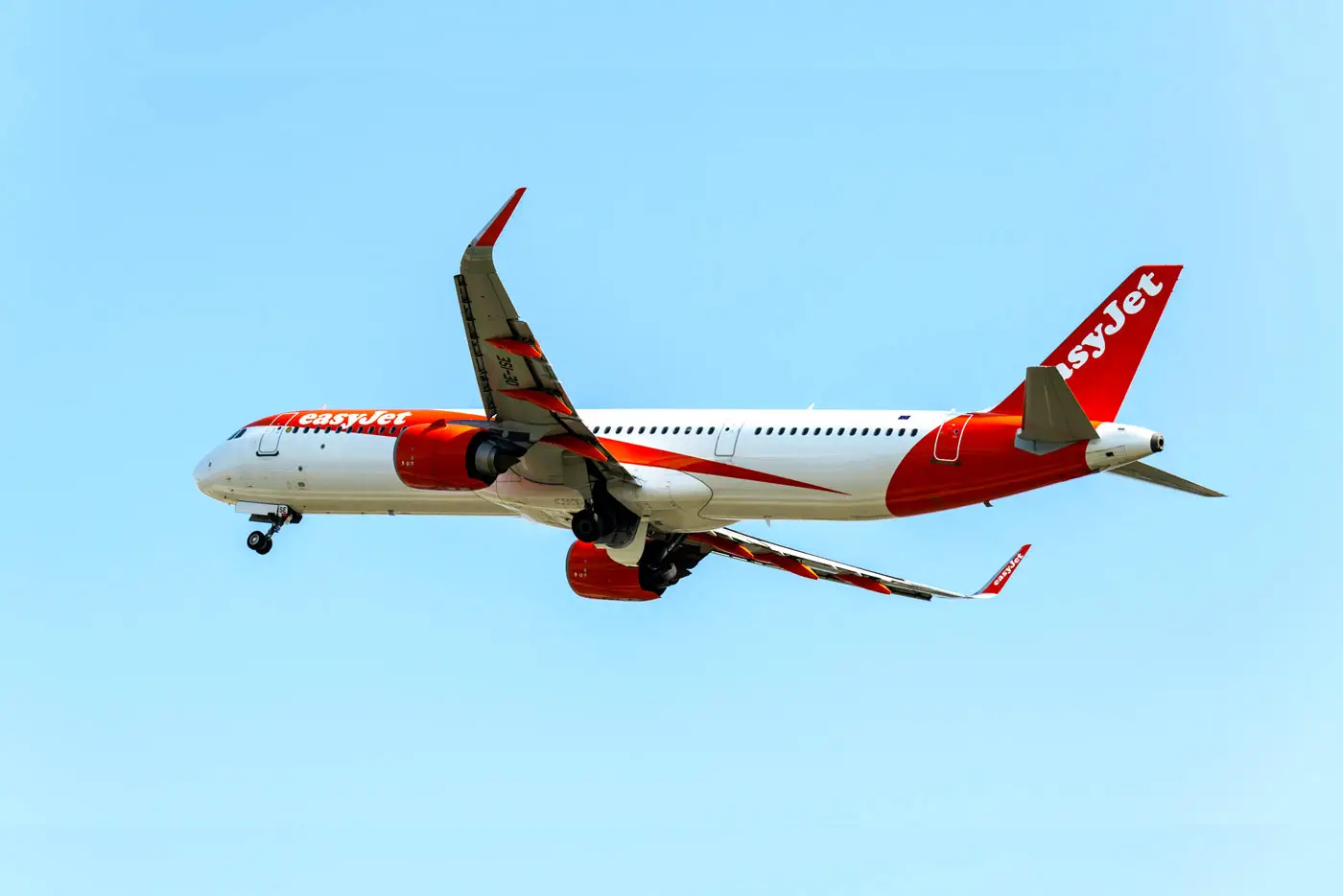 EasyJet Plane Makes Spectacular Go-Around at Madeira Airport