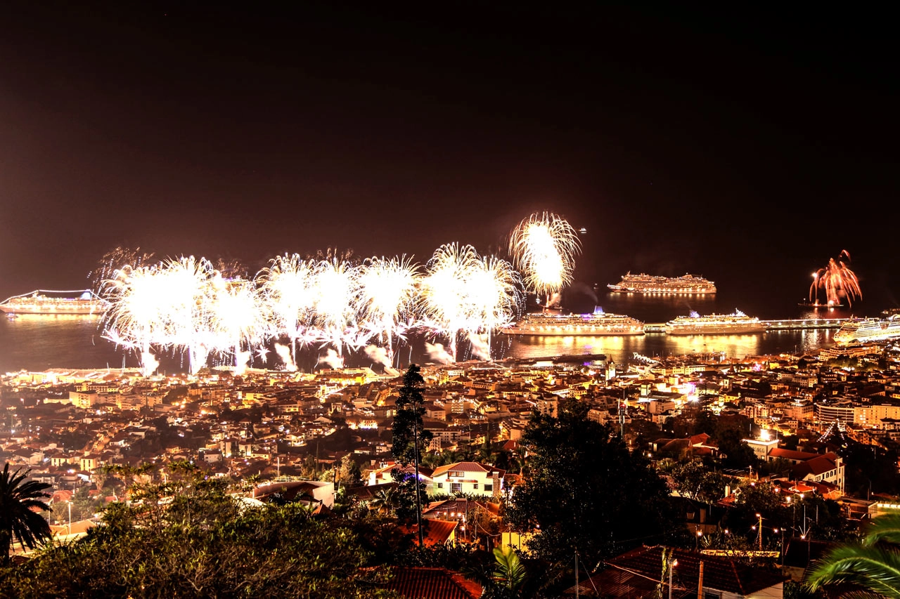 €1.3 Million Fireworks Light Up Madeira for New Year's Eve